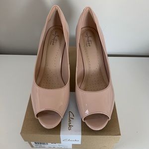 Clarks Peep toe pump